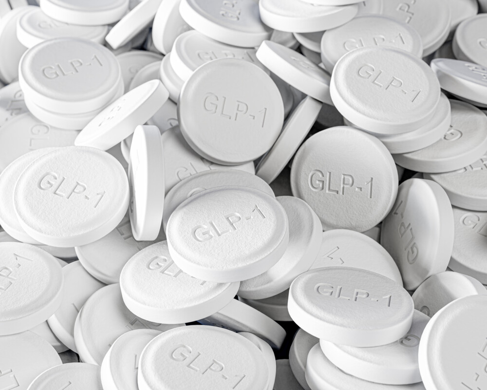 Runde, weiße Tabletten mit Prägung GLP-1 (Symbolbild)