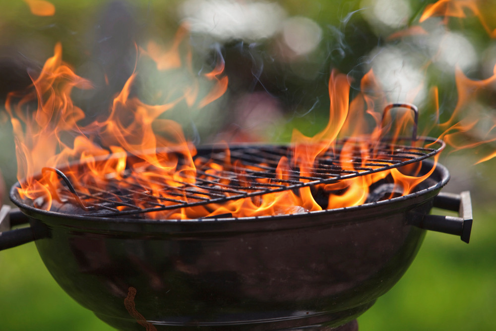 Holzkohlegrill mit abrennender Kohle Holzkohlegrill mit abrennender Kohle