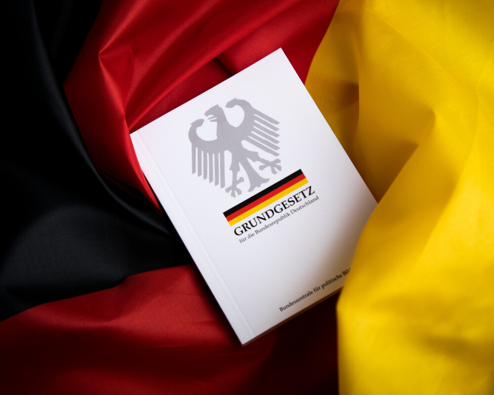 Das Grundgesetz Buch der Bundesrepublik Deutschland auf Flagge