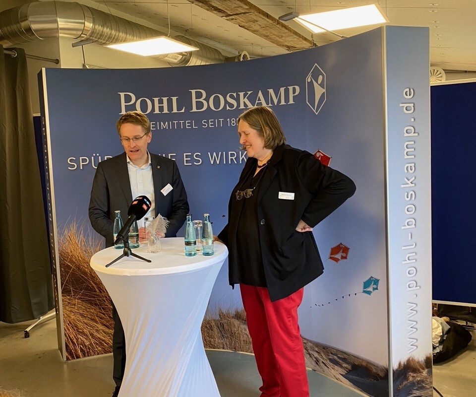 Marianne Boskamp und Schleswig-Holsteins Ministerpräsident Daniel Günther