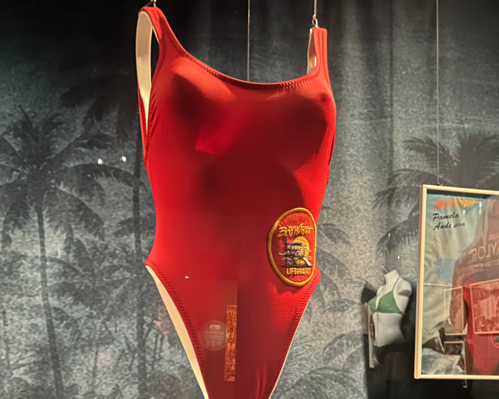 der knallrote Original-Baywatch-Badeanzug von Pamela Anderson auf Usedom