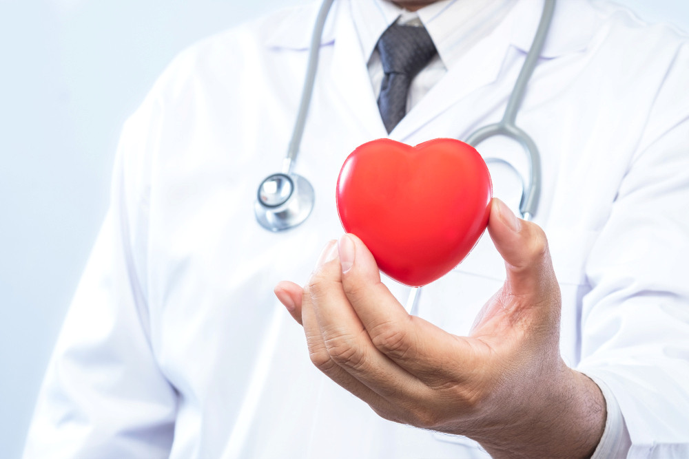 Mediziner hält Herz in der Hand
