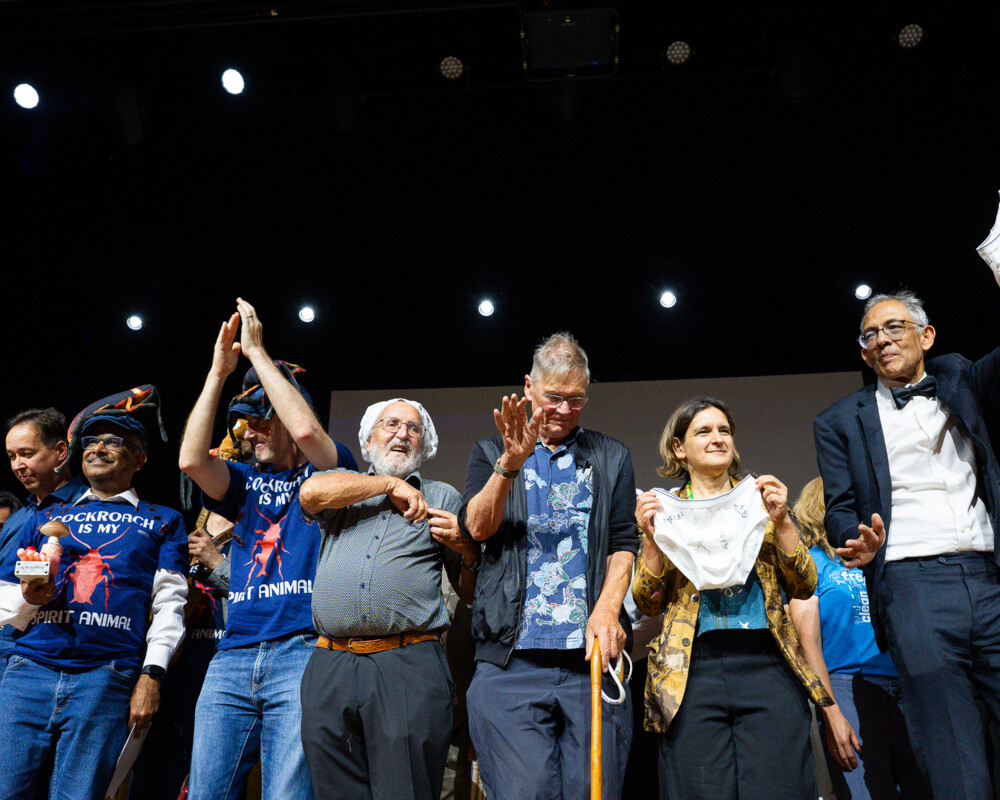 Schlussapplaus mit den richtigen Nobelpreisträgern Michel Mayor, Sir Tim Hunt, Esther Duflo und Abhijit Banerjee mit Unterhose. 