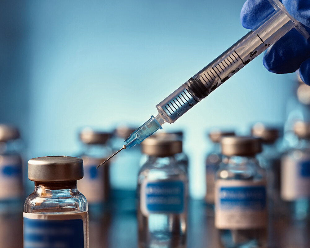 verschiedene Impf-Vials und eine Spritze verschiedene Impf-Vials und eine Spritze