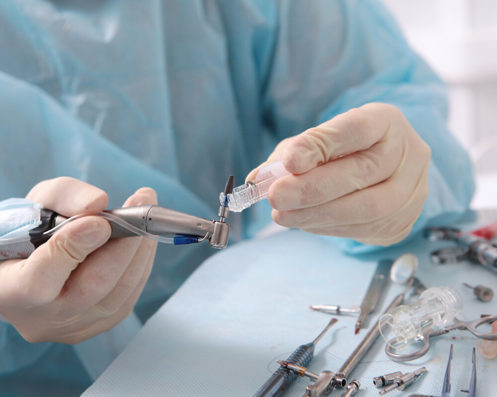 Ein Dentalimplantat wird vorbereitet