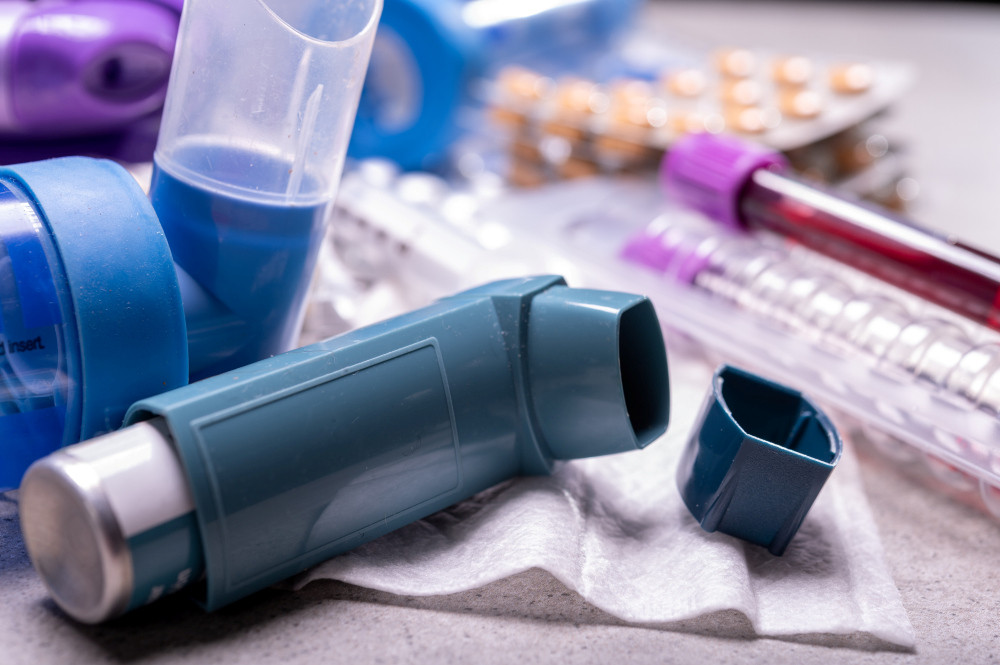 Verschiedene Medikamente zur Asthmabehandlung, im Vordergrund ein Dosieraerosol