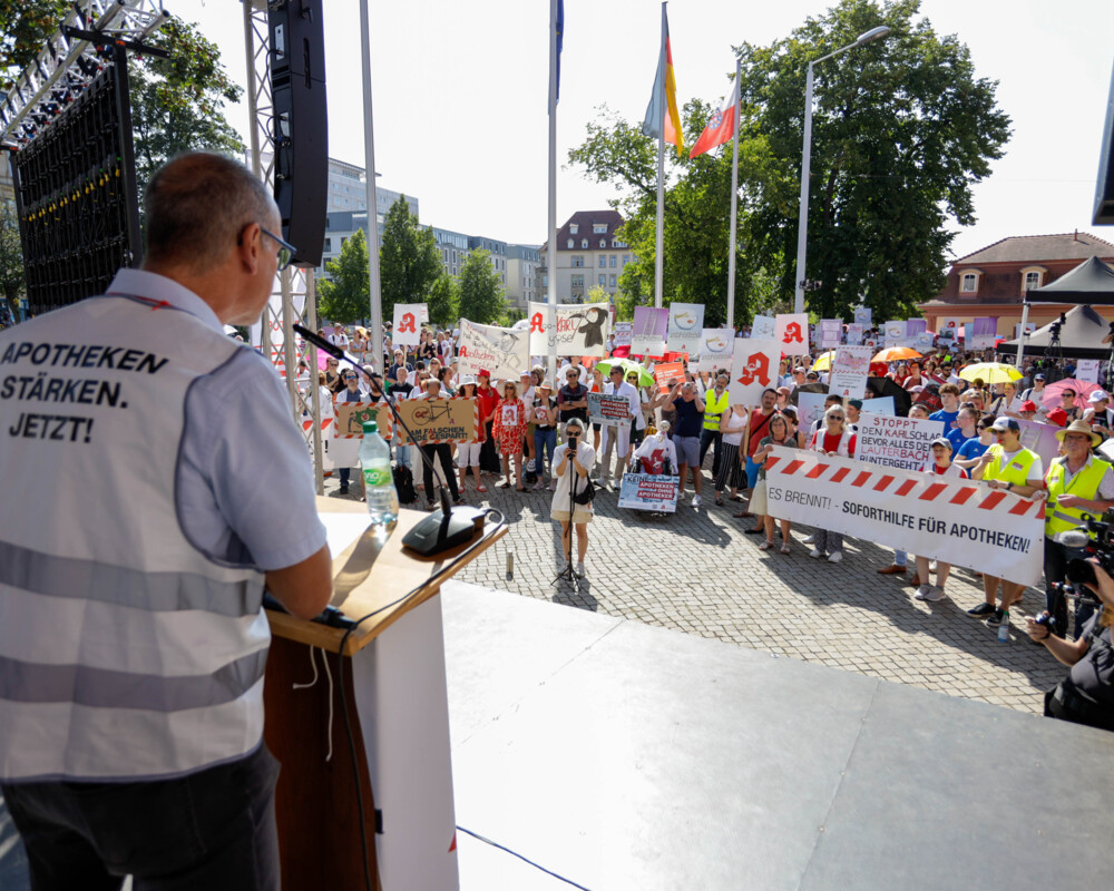 Stefan Fink, Vorsitzender des Thüringer Apothekerverbandes, spricht auf der Kundgebung in Erfurt.