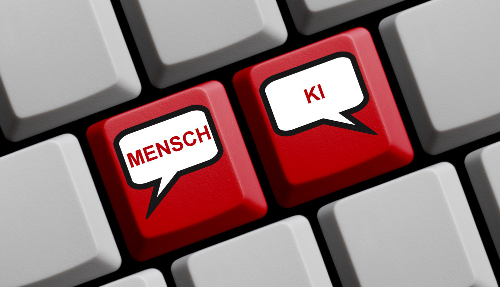 Tastatur mit zwei roten Tasten „Mensch“ und „KI“