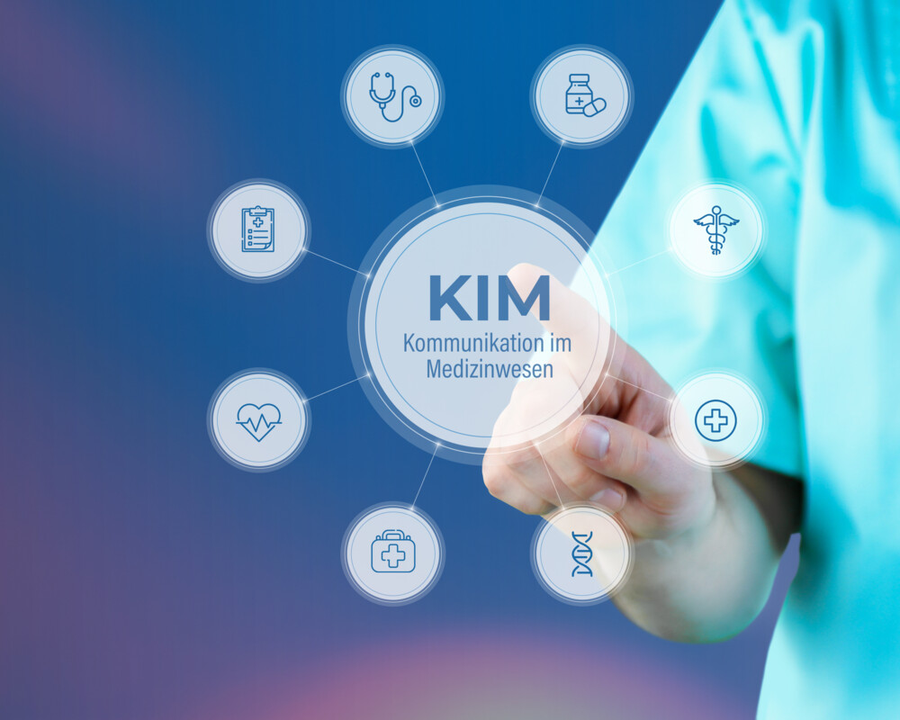 Kommunikation im Medizinwesen (KIM). Arzt mit Stethoskop zeigt auf digitales medizinisches Interface. Text umgeben von Icons, angeordnet im Kreis. Kommunikation im Medizinwesen (KIM). Arzt mit Stethoskop zeigt auf digitales medizinisches Interface. Text umgeben von Icons, angeordnet im Kreis.