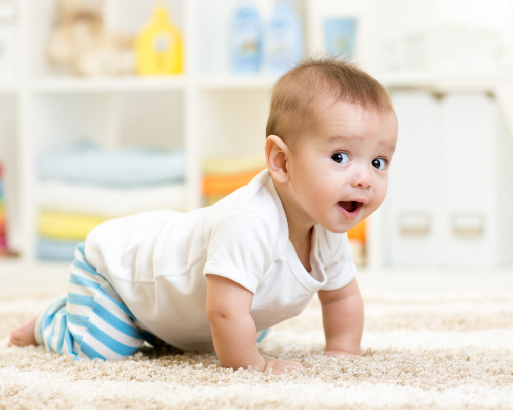 Krabbelnder Junge im Kinderzimmer