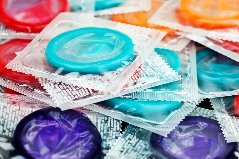 Bunte, einzeln verpackte Kondome