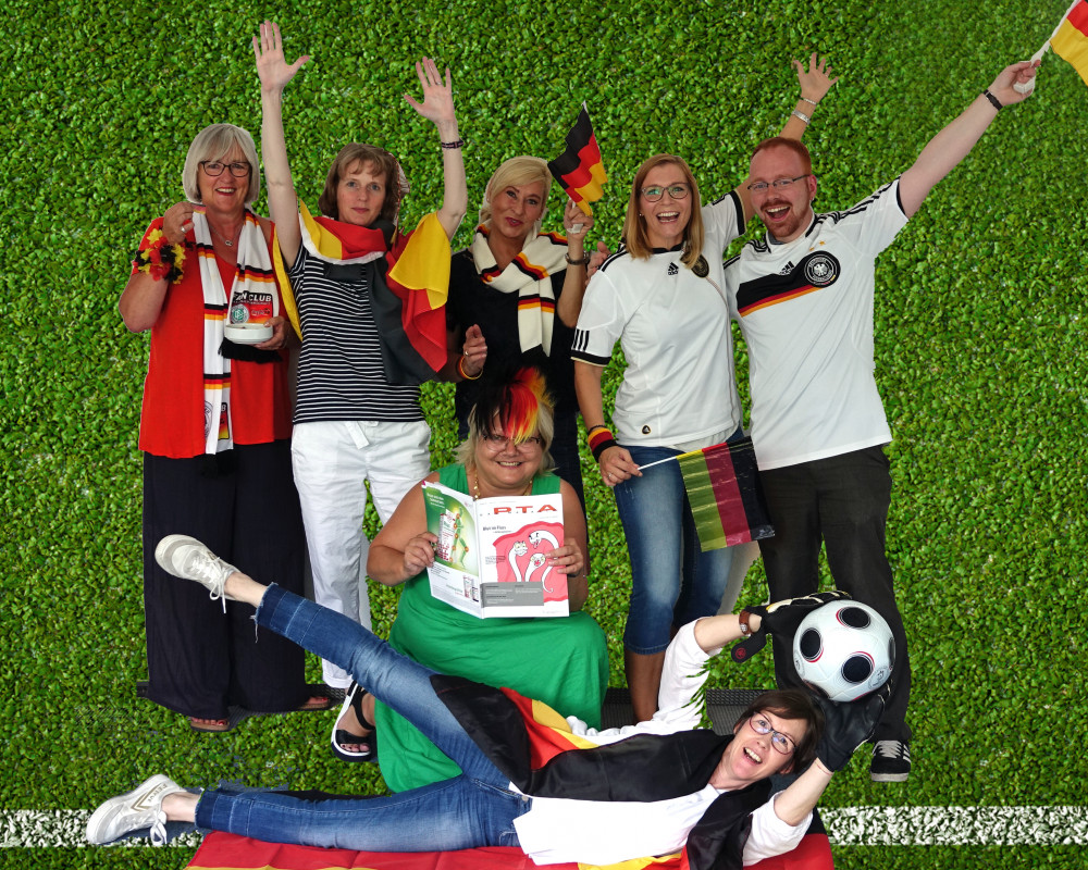 Hintergrund (v. l.): Dr. Karin Frese, Kirsten Bechtold, Sabine Sommer, Jana Doblas-Arreza, Christoph Niekamp
Voerdergerund: Julia Pflegel und Stefanie Fastnacht Hintergrund (v. l.): Dr. Karin Frese, Kirsten Bechtold, Sabine Sommer, Jana Doblas-Arreza, Christoph Niekamp
Voerdergerund: Julia Pflegel und Stefanie Fastnacht