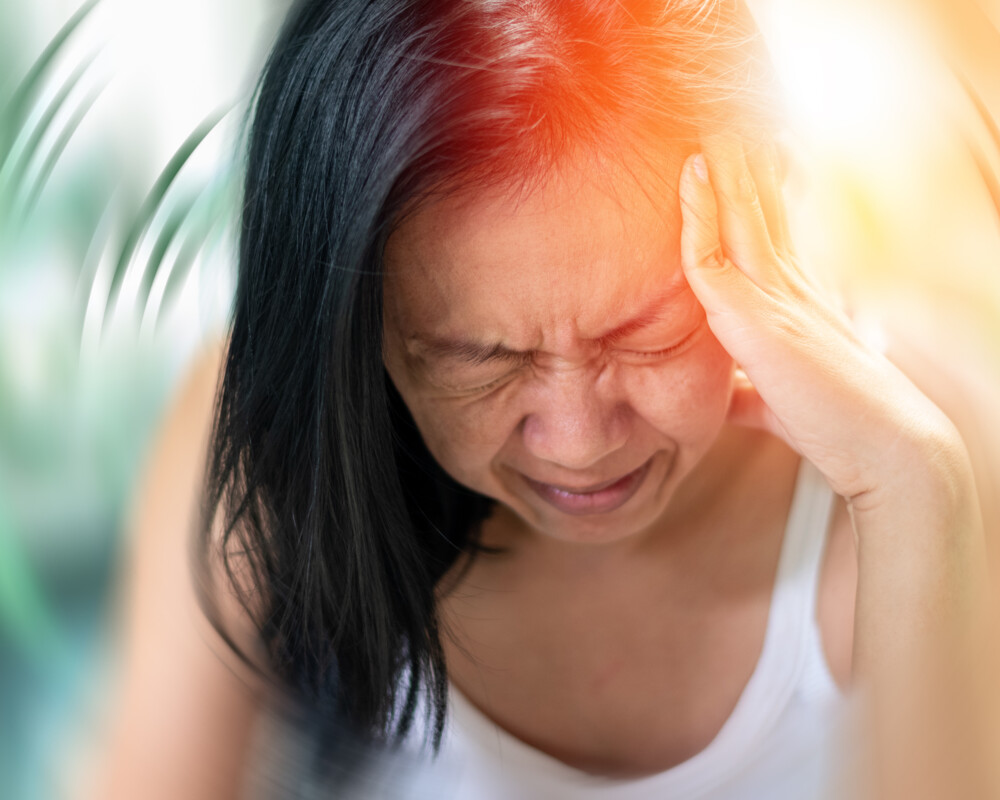 Frau mit Kopfschmerzen