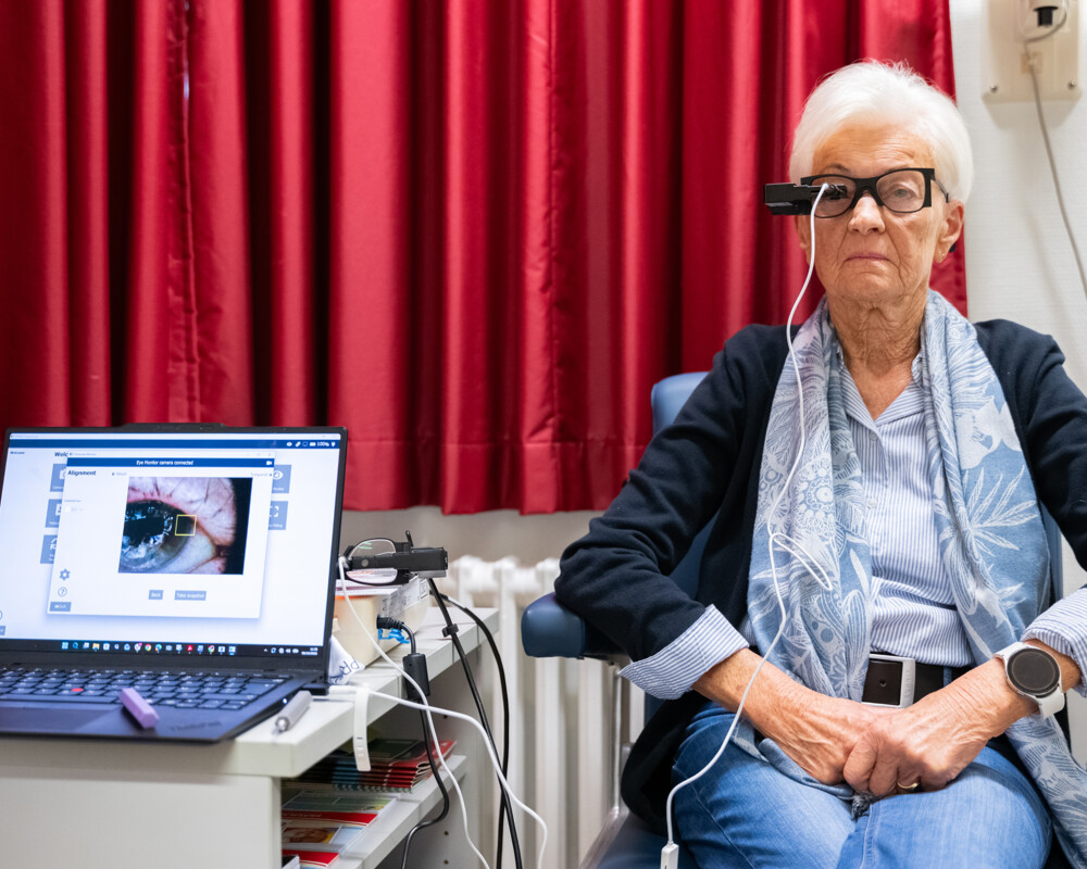 Patientin Gisela Sudhop trägt Brille mit eingebauter Mikrokamera, die Bildsignale auf den Chip im Auge überträgt.