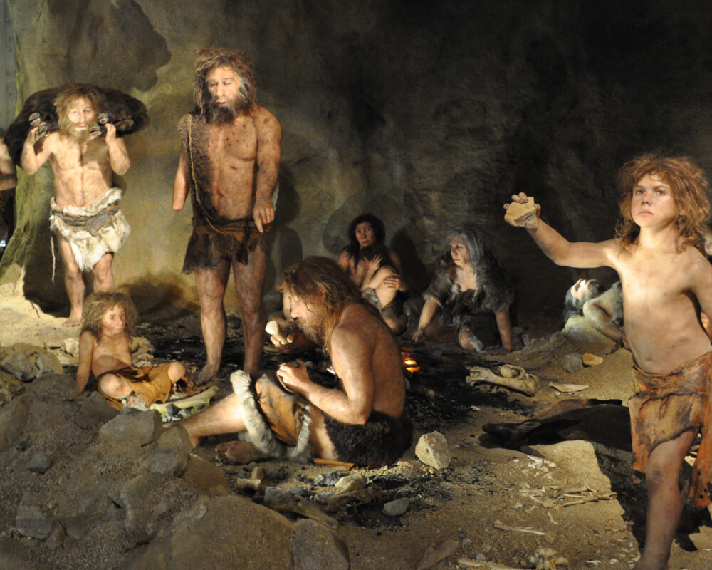 Rekonstruktion einer Neandertalergruppe. 