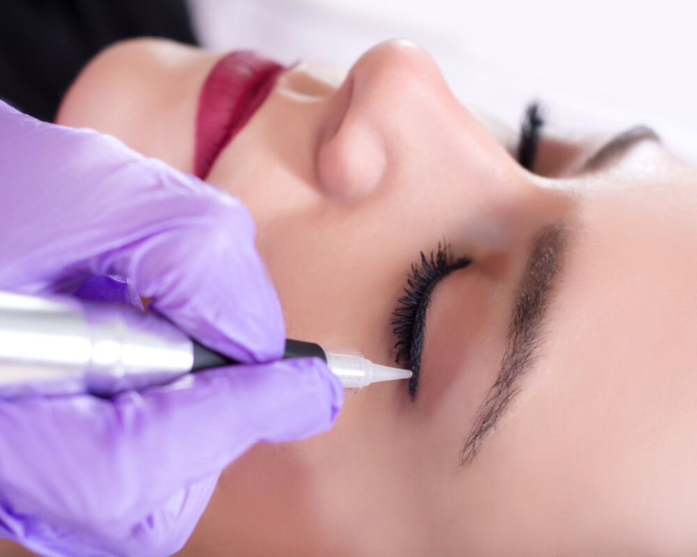 Eyeliner: Permanent Make-up wird aufs obere Augenlid aufgebracht. Eyeliner: Permanent Make-up wird aufs obere Augenlid aufgebracht.