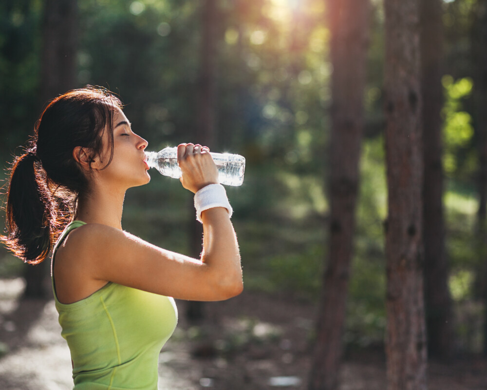 Frau trinkt Wasser Frau trinkt Wasser