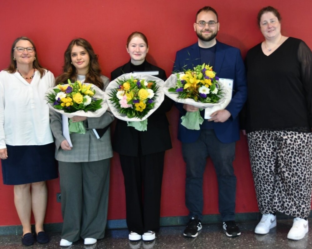 Freuten sich über die Preisverleihung (v.l.n.r.): Beate Olinga (Leiterin PTA-Lehranstalt Essen), Maila Lo Mele, Emma Bester, Lorenz Rösen, Karin Kötters (Leiterin PTA-Fachschule Niederrhein). 