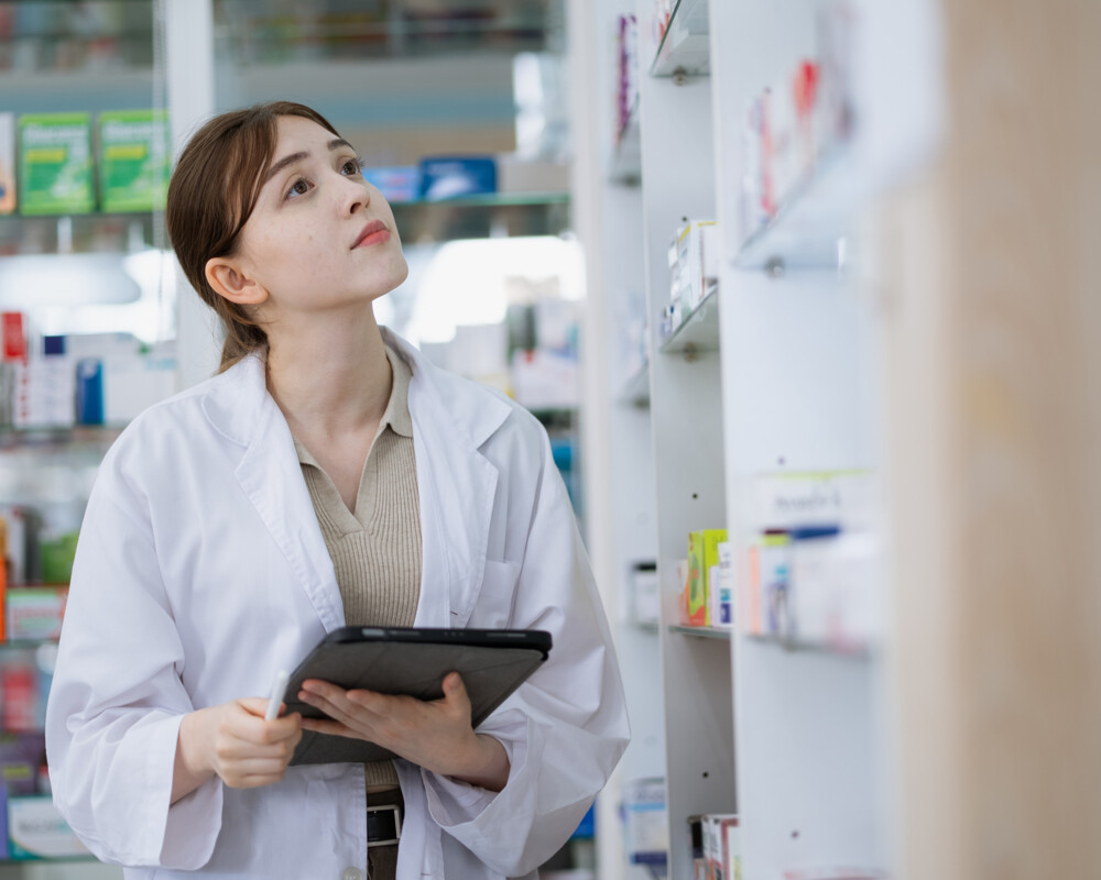 PTA inspiziert Freiwahl in der Apotheke vor Ort.