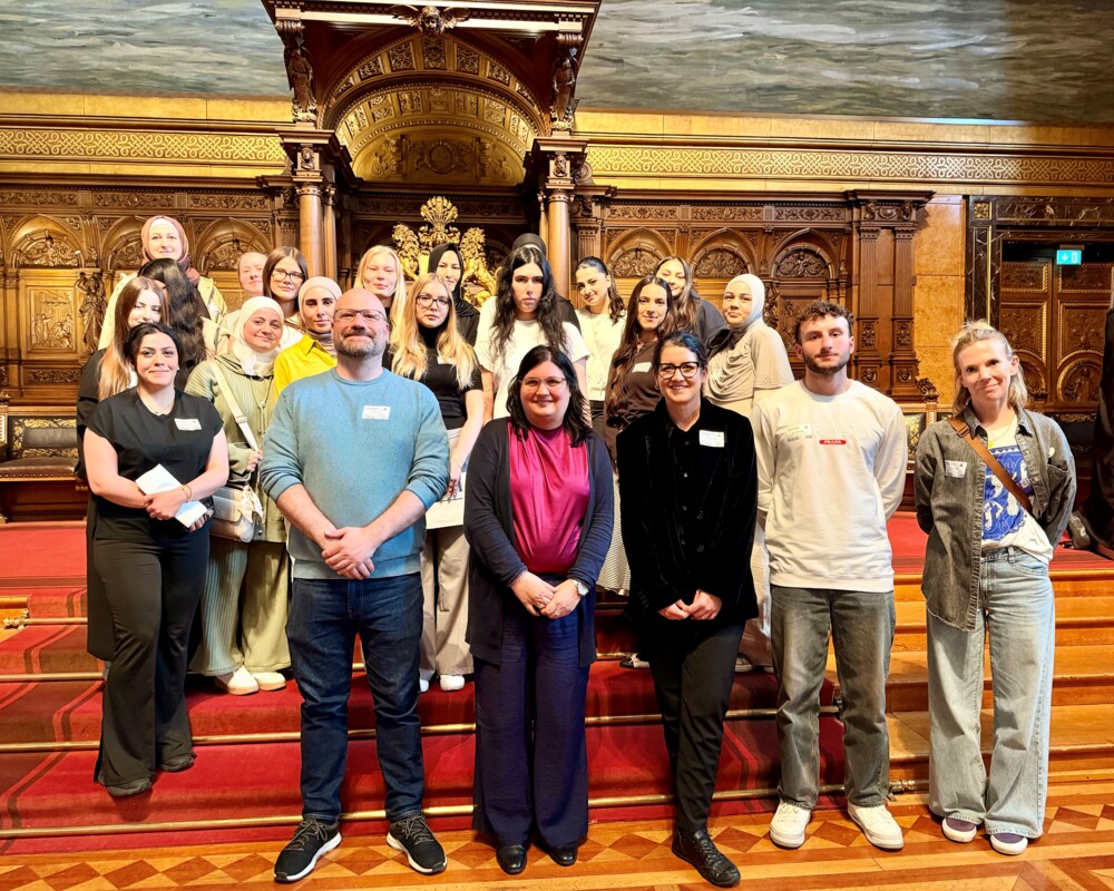 Angehende PTA der Staatlichen Berufsfachschule BS06 in Hamburg bei ihrem Besuch der Hamburgischen Bürgerschaft. 