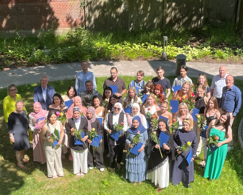 Gruppenbild: Zeugnisvergabe für die Schülerinnen und Schüler der PTA-Fachschule Münster.