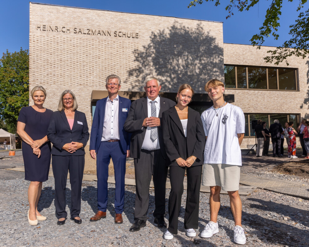 Vor der Heinrich Salzmann-Schule (v. l.): Bürgermeisterin Angela Stähler, Schulleiterin Annette Gausepohl, Thomas Rochell (AVWL-Vorstandsvorsitzender), NRW-Gesundheitsminister Karl-Josef Laumann sowie die Schüler Lisa Langner und Justin Paszkiet. 