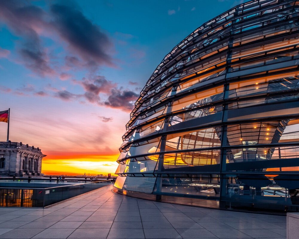 Glaskuppel des Reichstags in Berlin, Abenddämerung