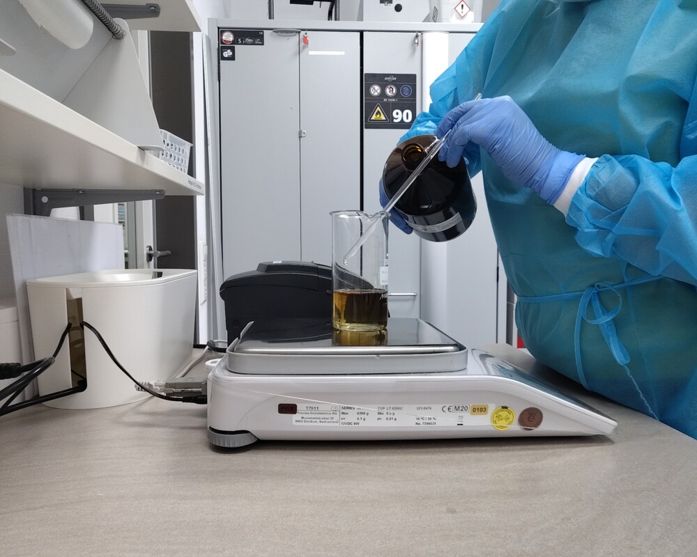 PTA Sarah Siegler gibt zum Ansatz Thymianfluidextrakt, Sternanisöl und Bitterfenchelöl.