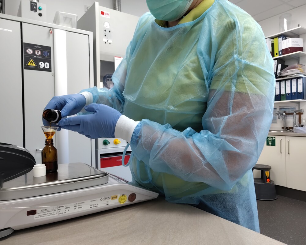 Abfüllen Der luft- und oxidationsempfindliche Eingestellte Cannabisextrakt DAB ist zügig umzufüllen.