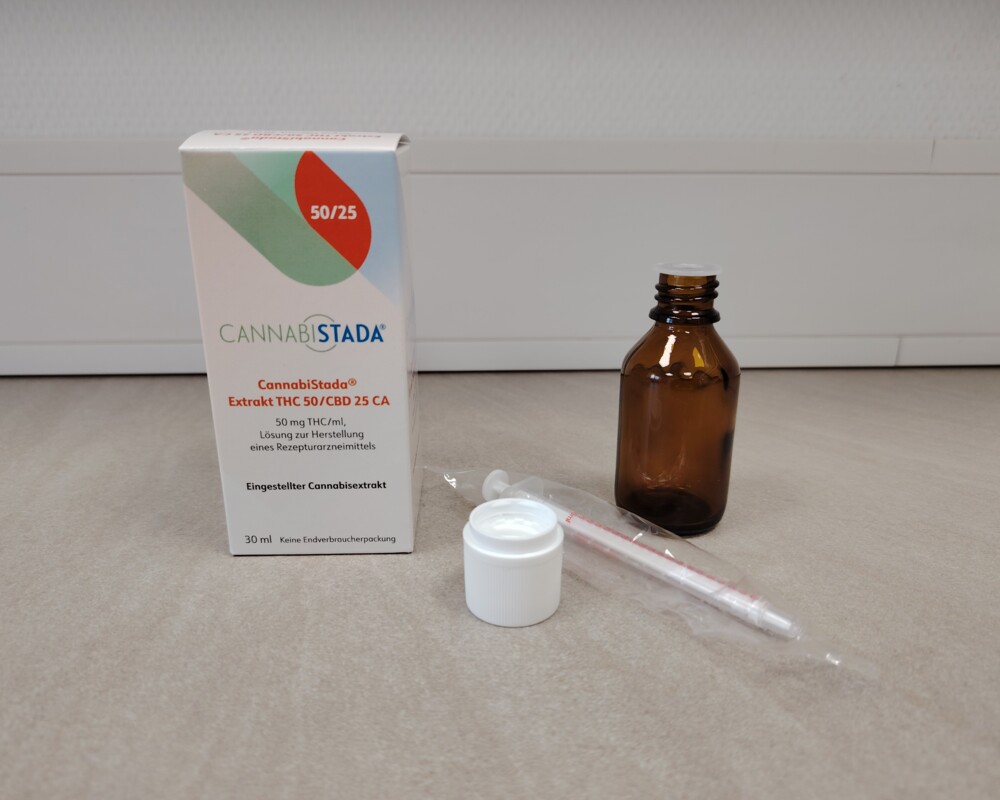 Vorbereiten: Eingestellter Cannabisextrakt DAB
muss vor der Verarbeitung beziehungsweise
Abfüllung in der Apotheke auf Identität geprüft
werden
