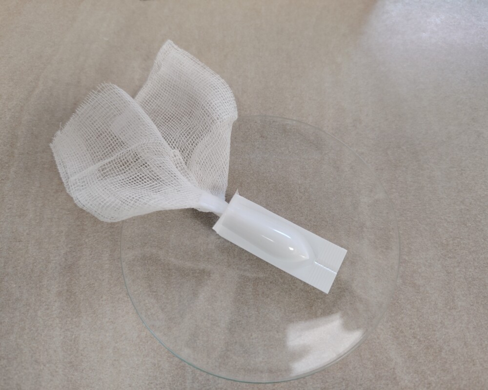 Verpacken: Sobald die Zäpfchen
komplett ausgehärtet
sind, werden sie in eine
Schraubdeckelkruke gepackt.