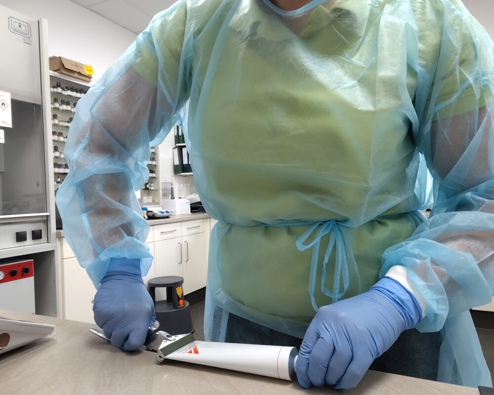 Abfüllen In einer Tube mit
Innenschutzlackierung ist
das photoinstabile Simvastatin
vor Licht geschützt.