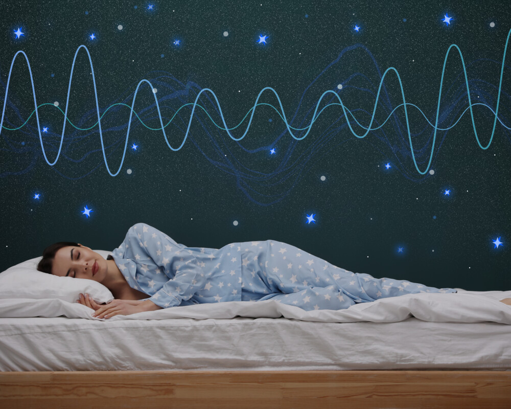Junge Frau schläft im Bett. Gesunder zirkadianer Schlafrhythmus wird symbolisiert.
