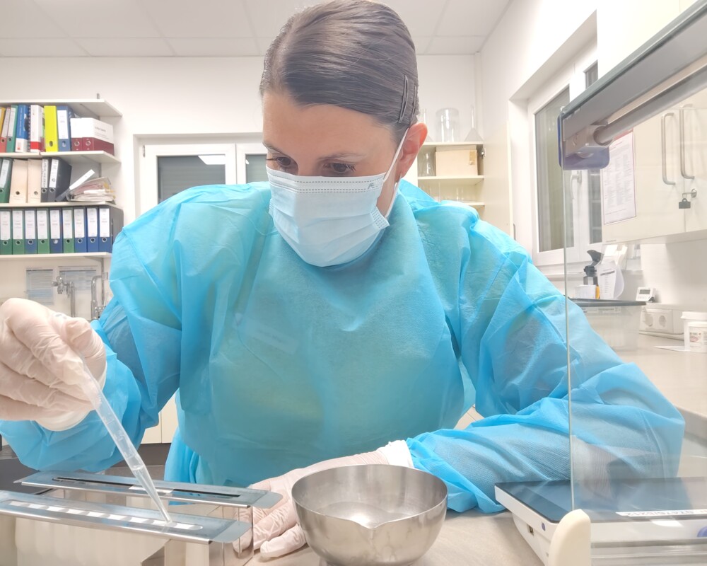 Sarah Siegler beim Zäpfchen gießen