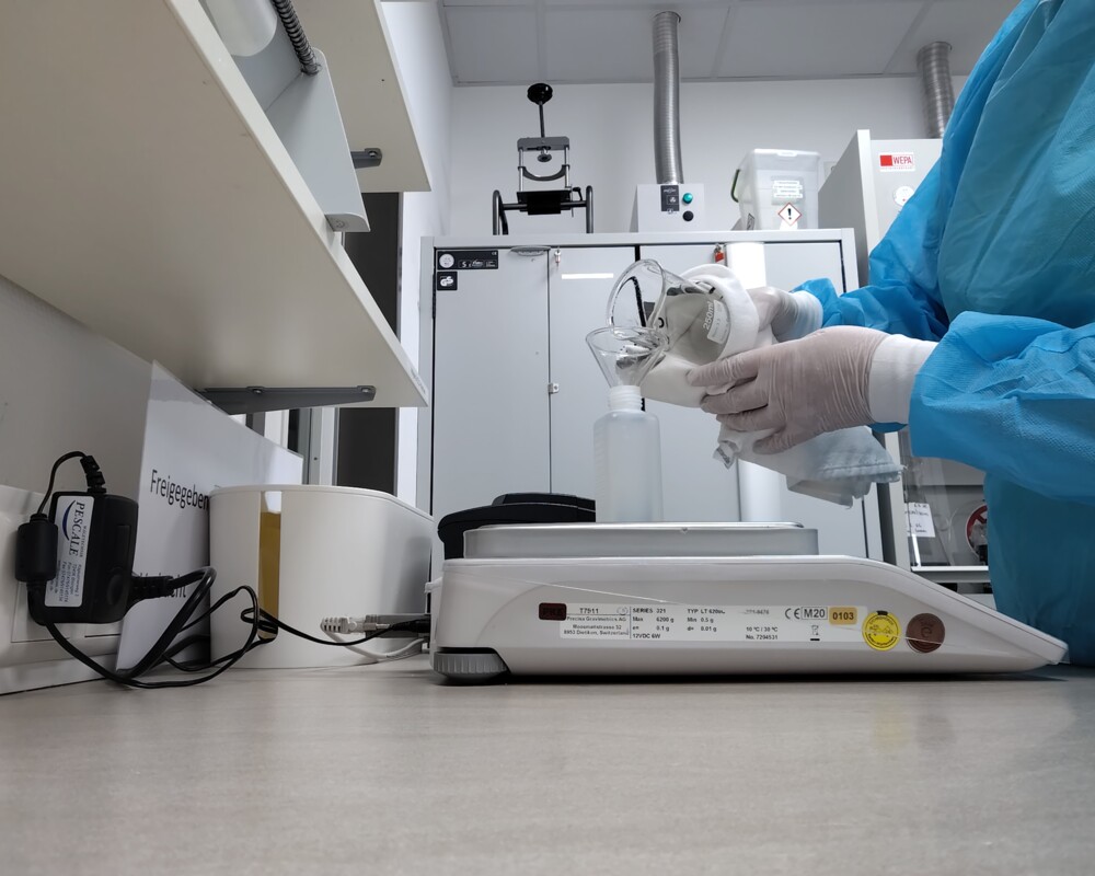 Packmittel: Natriumedetat-Lösung 20 Prozent ist mit Packmitteln aus Glas nicht kompatibel. Kunststoffflaschen aus HDPE oder PET eignen sich besser.