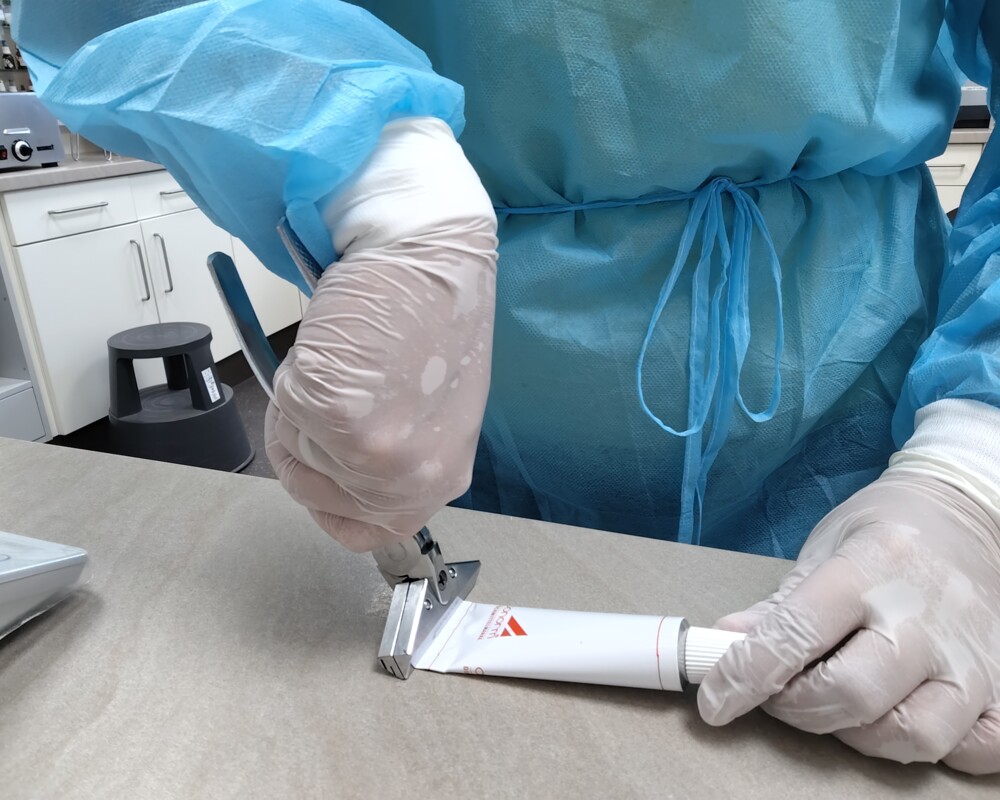 Packmittel In eine Aluminiumtube abgefüllt wird das Gel vor Licht geschützt an die Kundin abgegeben.