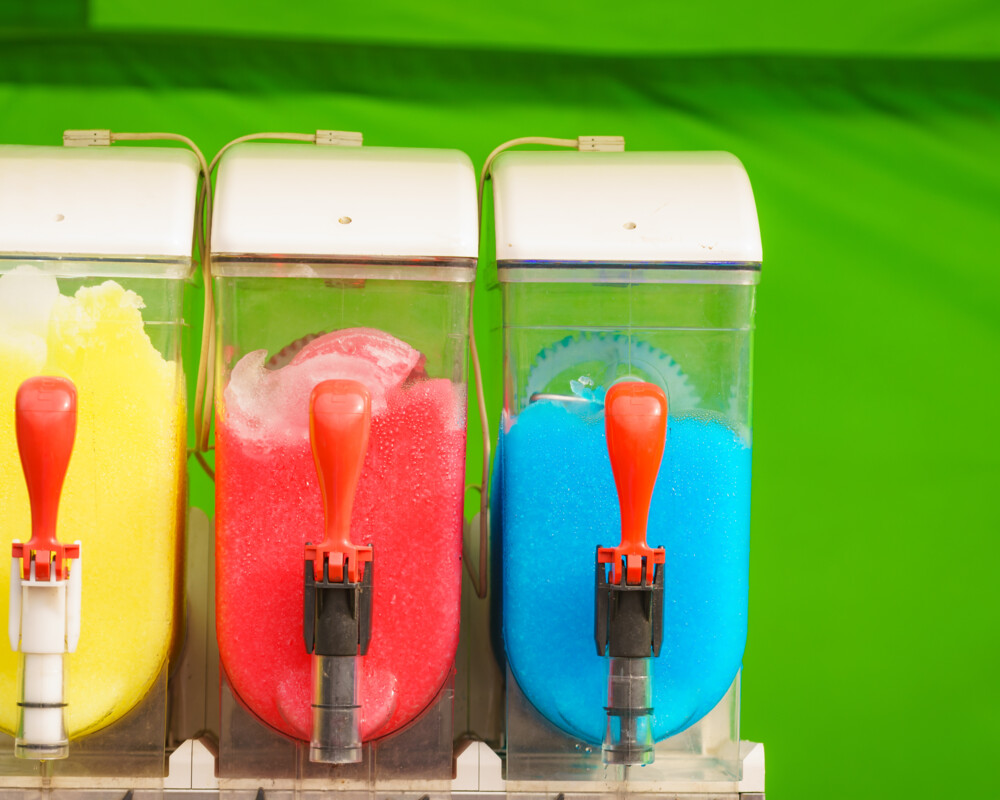 Slush-Eis-Bereiter in gelb, rot und blau Slush-Eis-Bereiter in gelb, rot und blau
