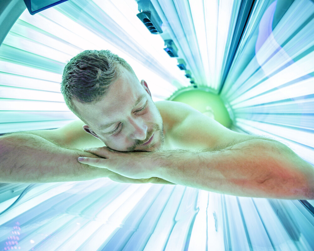Mann im Solarium