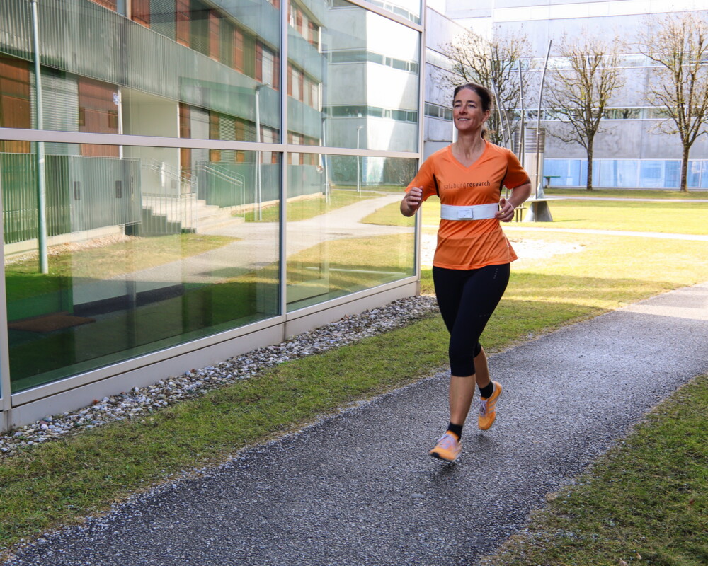 Läuferin mit Breathing Belt outdoor