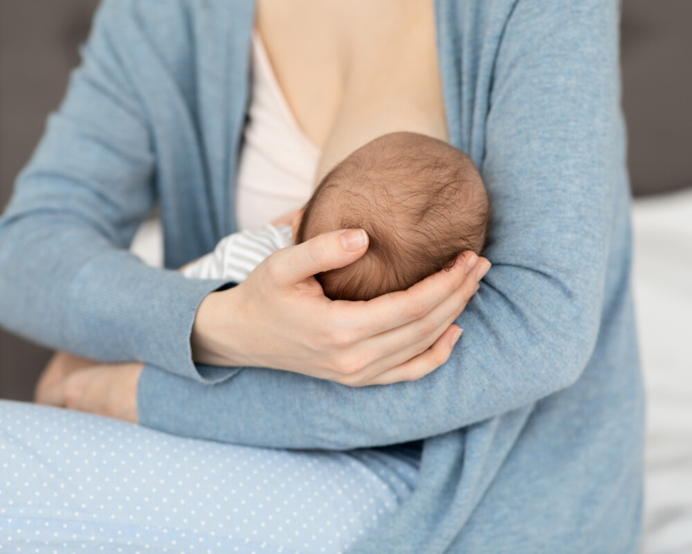 Baby beim Stillen an der Brust der Mutter