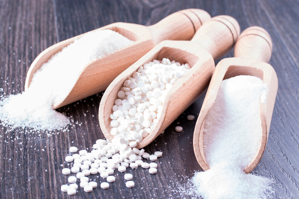 3 Schüttlöffel aus Holz mit Zucker, Tabletten und Süßstoff 3 Schüttlöffel aus Holz mit Zucker, Tabletten und Süßstoff
