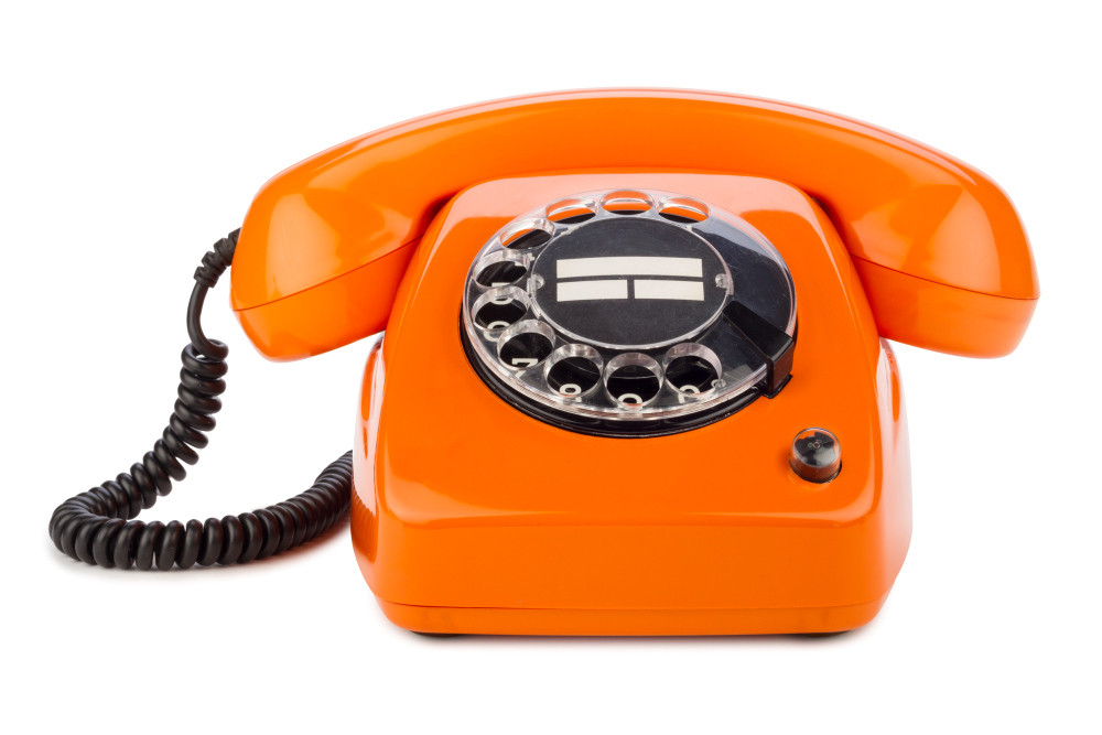 Orangefarbenes Telefon im Retrolook