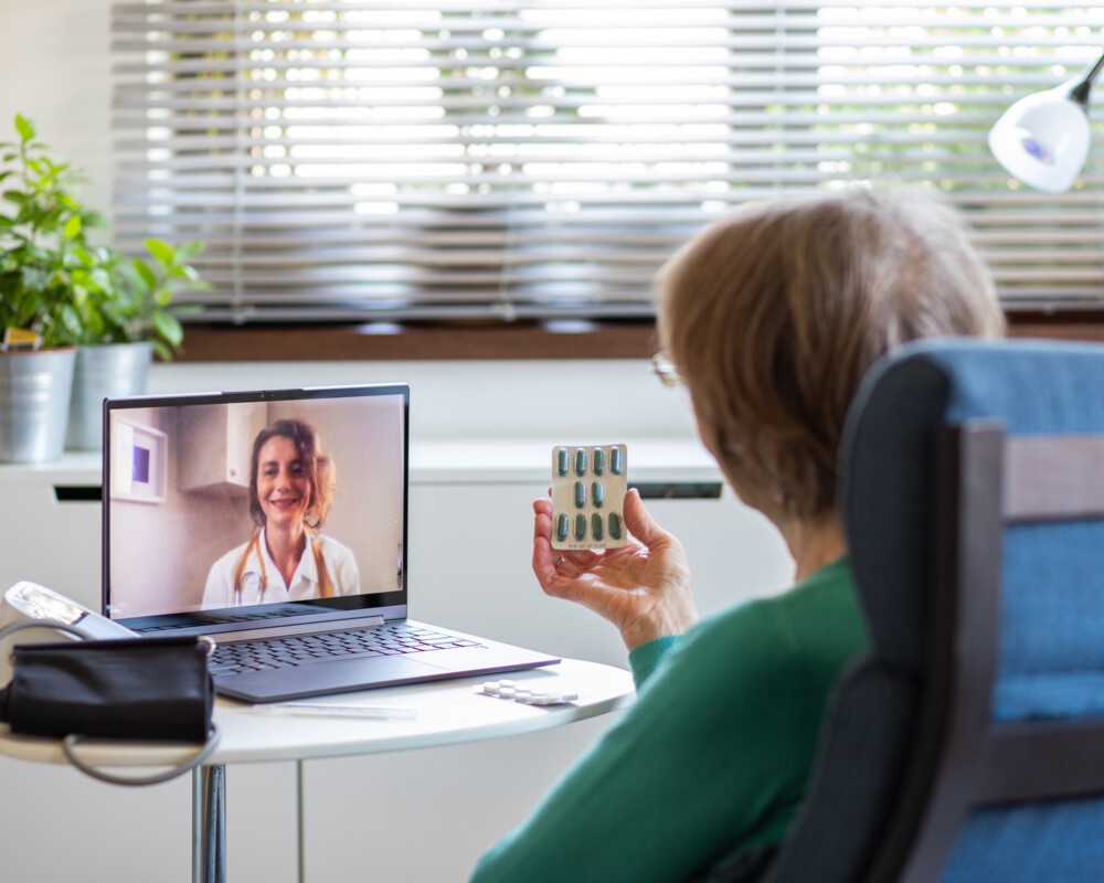 Frau nimmt assistierte Telemedizin in Anspruch.