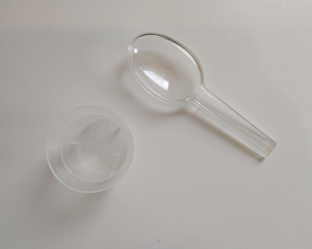 Dosierbecher und -löffel (deutlich ungenauer als Pipetten und Spritzen)