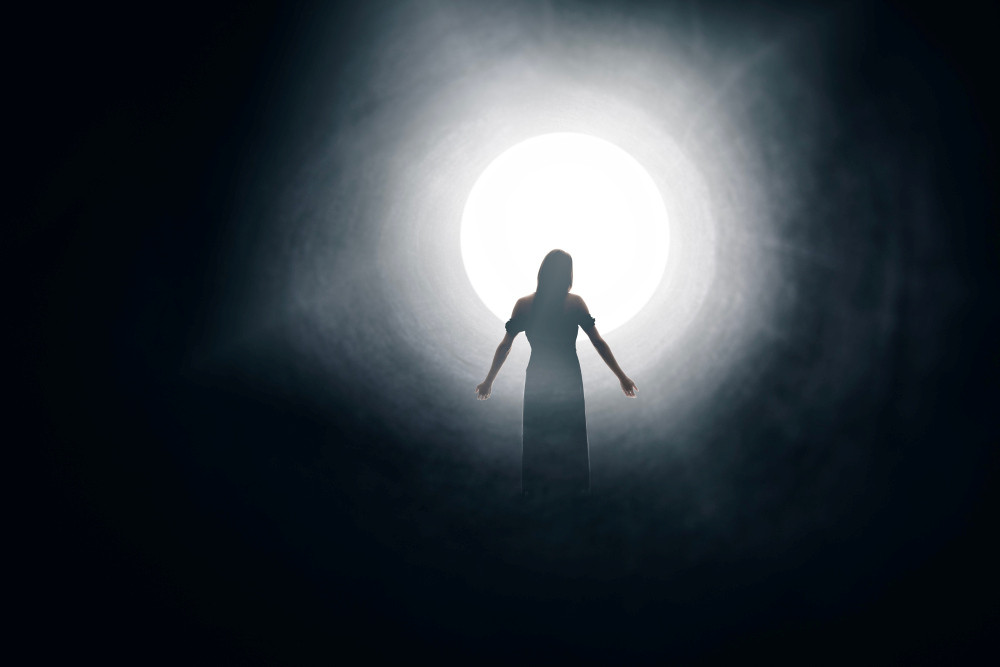 Bild zu Nahtod-Erfahrung: Frauensilhouette im Tunnel, am Ende Licht