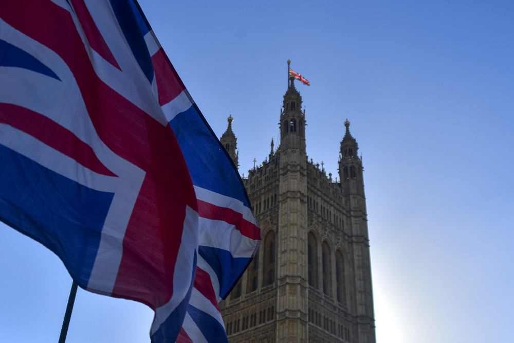 Flagge des Vereinigten Königreichs und Big Ben