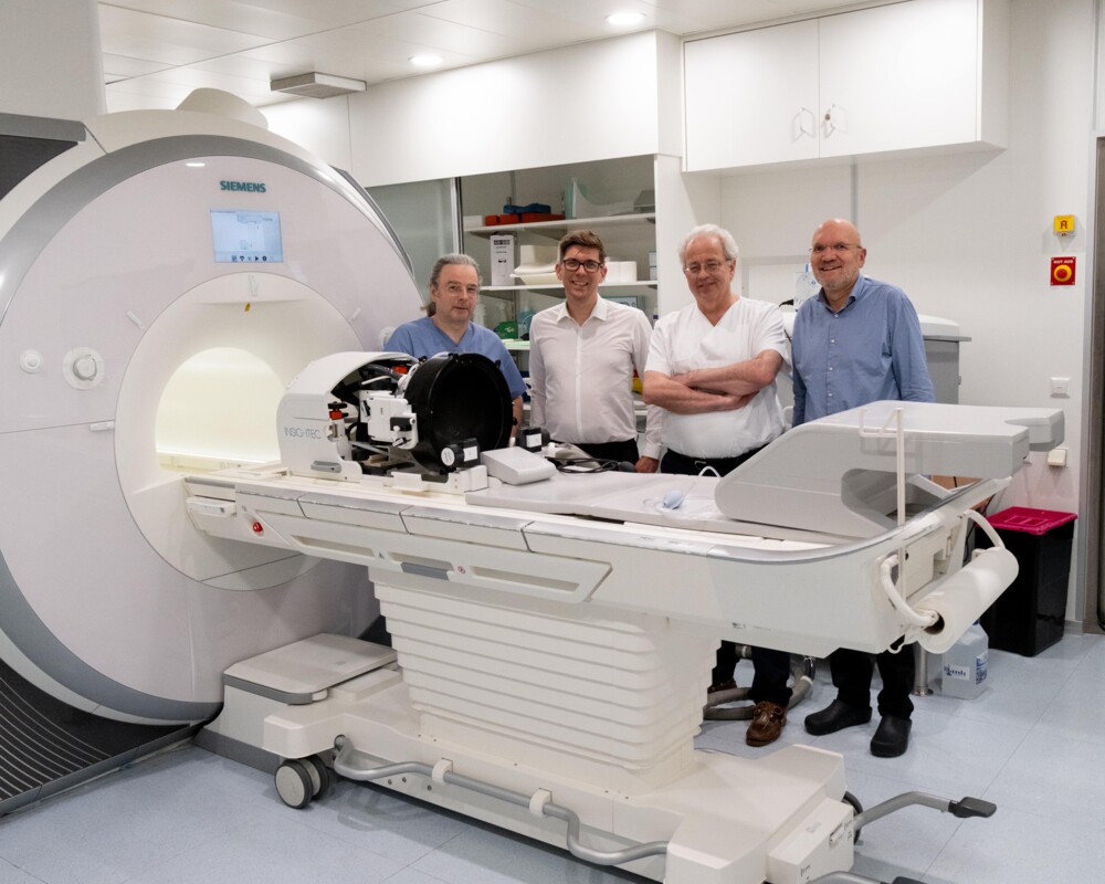 Die Therapie mit fokussiertem Ultraschall (HIFUS-Therapie) wird im Team vorbereitet und begleitet. Die Therapie mit fokussiertem Ultraschall (HIFUS-Therapie) wird im Team vorbereitet und begleitet.