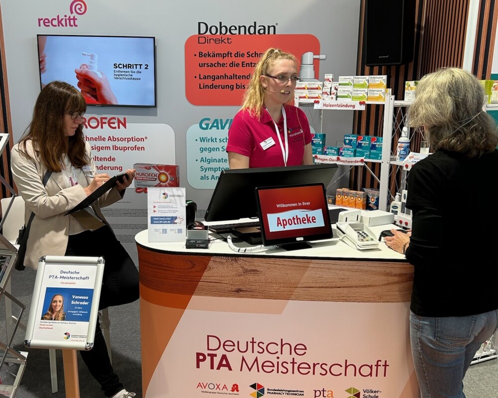 Die Deutsche PTA-Meisterin Vanessa Schrader während
der Wettkämpfe in dem Modul Beratung.