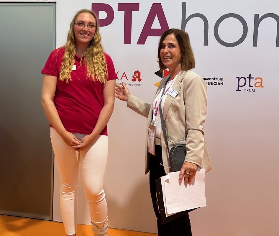 Bundestrainerin Pia Bredlich übergibt den Preis an die Deutsche PTA-Meisterin Vanessa Schrader.