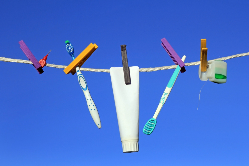 Zahnpflegeprodukte auf einer Wäscheleine